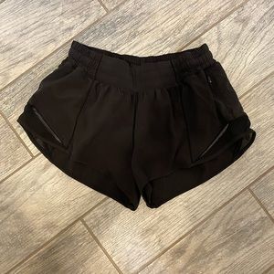 Lululemon hotty hot high-rise shorts 2.5" - size 6